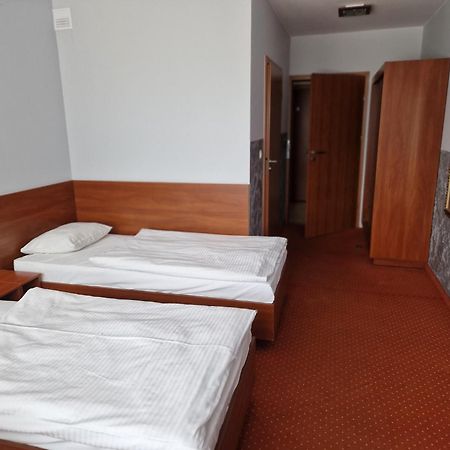 Hotel Podroznik Koszuty Buitenkant foto