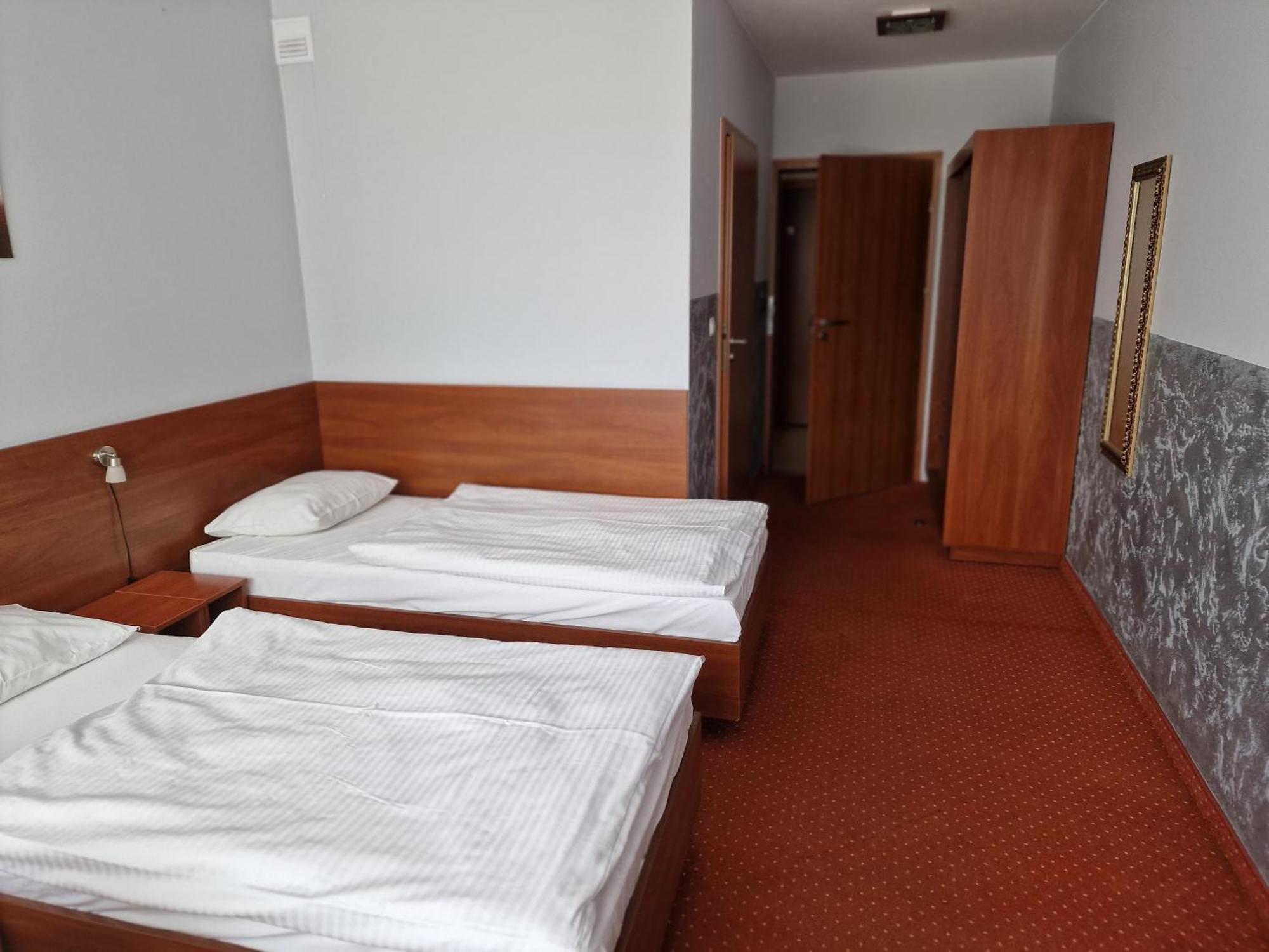 Hotel Podroznik Koszuty Buitenkant foto