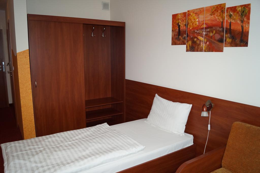 Hotel Podroznik Koszuty Buitenkant foto
