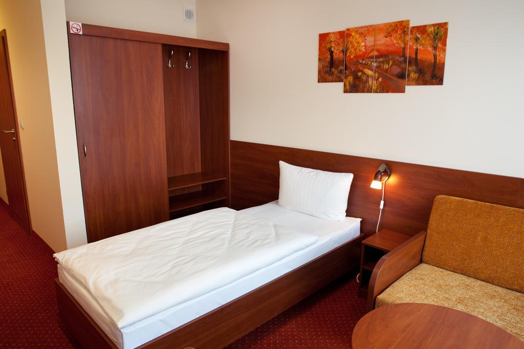Hotel Podroznik Koszuty Buitenkant foto